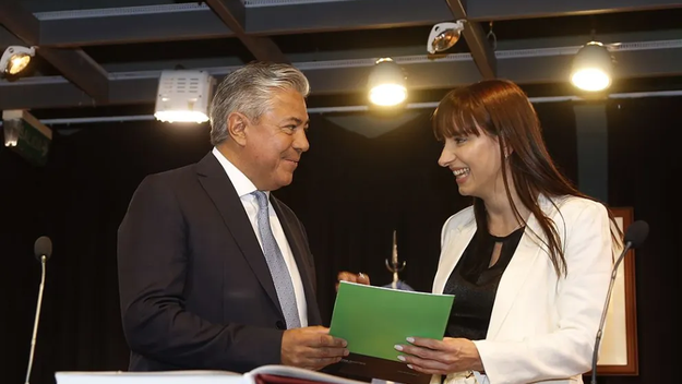 Leticia Esteves, flamante ministra en Neuquén, junto al gobernador Rolando Figueroa. Leticia Esteves, flamante ministra en Neuquén, junto al gobernador Rolando Figueroa.