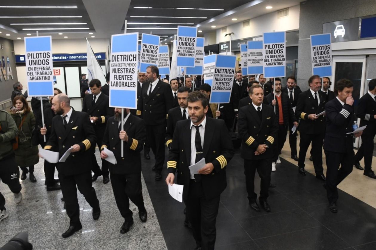 Gremios de pilotos y personal aeronáutico profundizan su plan de lucha.