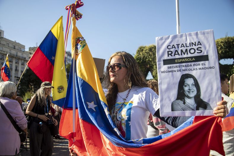 Fuera de Venezuela, los festejos. Dentro, una transición sin certezas.