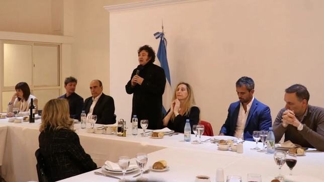 Javier Milei, al frente de una cena junto a diputados.