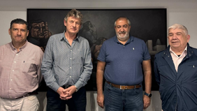 El apartado Aníbal Schmidt, de la CGT de La Pampa, junto a Héctor Daer y la conducción nacional del gremio Gráfico.