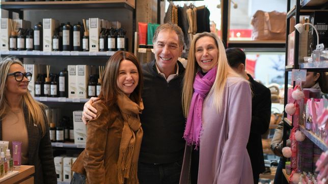 Karina Milei y Diego Santilli salieron a caminar la Ciudad junto a Pilar Ramírez.