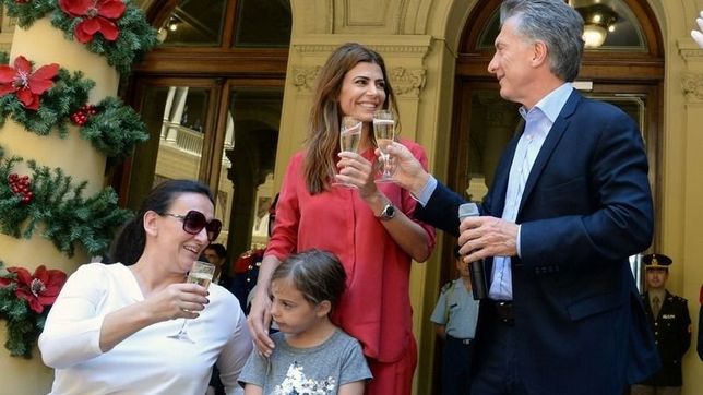 pese a la pobreza y el desempleo, el gobierno fue un coro de deseos de felicidad