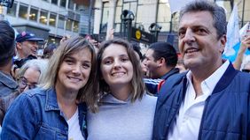 Malena Galmarini y Sergio Massa junto a su hija en la marcha universitaria.
