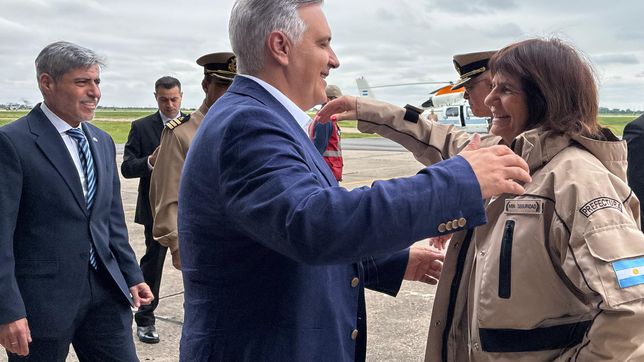 Abrazos y elogios cruzados entre Patricia Bullrich y Martín Llaryora en el desembarco de Prefectura Naval en Córdoba.