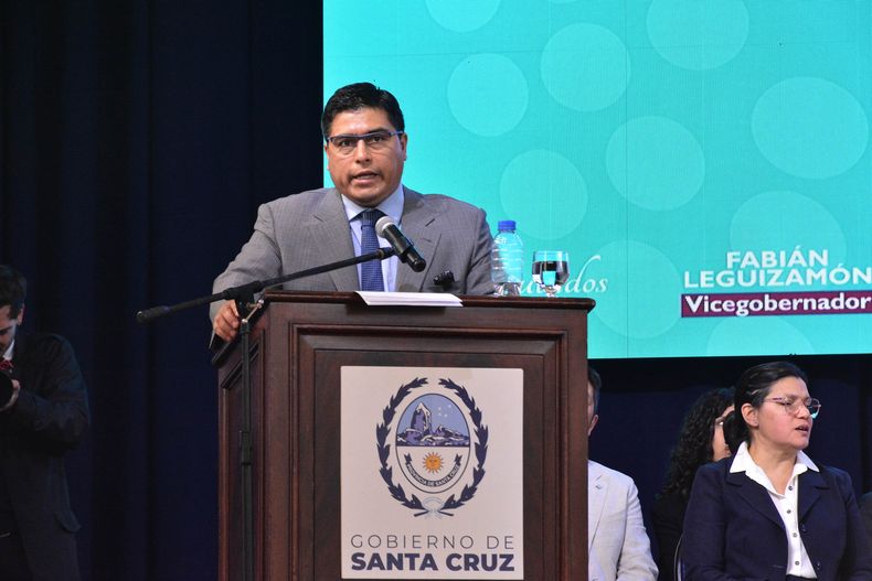Claudio Vidal llamó a dejar atrás el modelo de la dependencia y cambiar la matriz productiva de Santa Cruz.