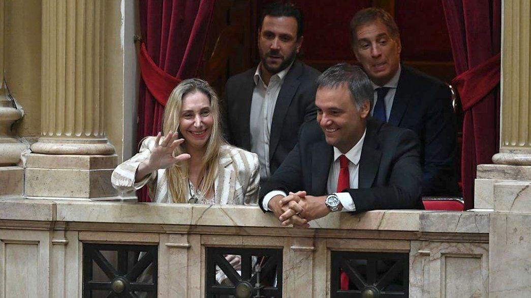 Karina MIlei y Manuel Adorni,&nbsp; durante la votación de la reforma laboral.&nbsp;