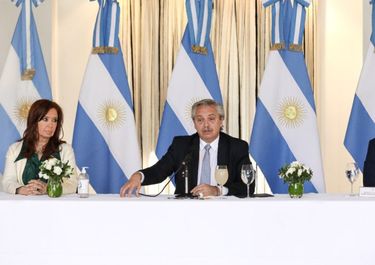 La oferta de Fernández a los bonistas: postergación hasta 2023 y quita del 62%