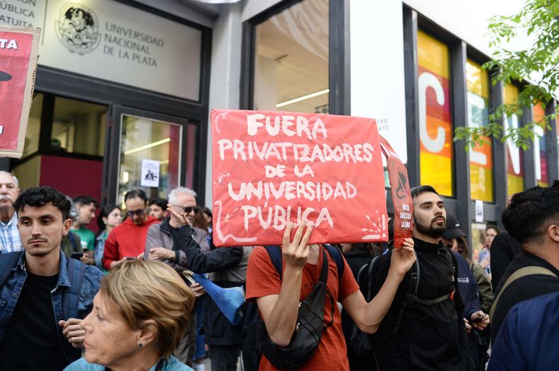 Manifestación y agresión a Agustín Romo y Santiago Santurio