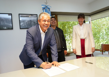 Rolando Figueroa puso en marcha el proceso de licitación internacional para concesionar Chapelco