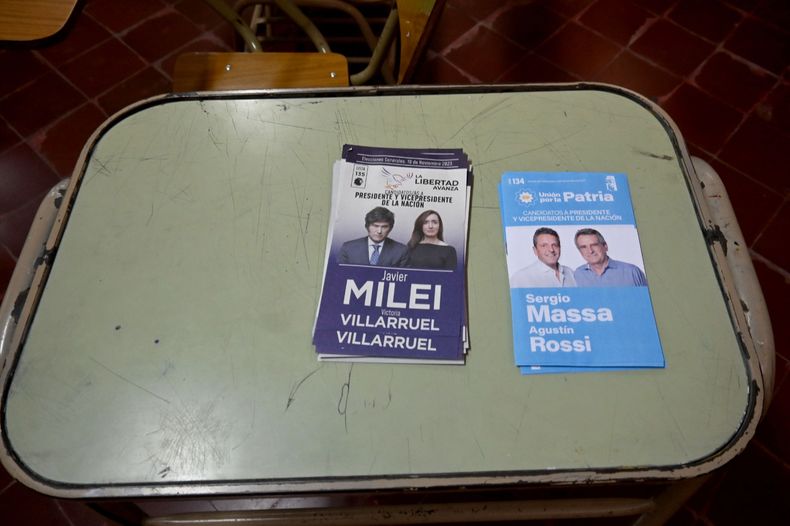 Las boletas presidenciales de Javier Milei y Sergio Massa en el cuarto oscuro del ballotage.