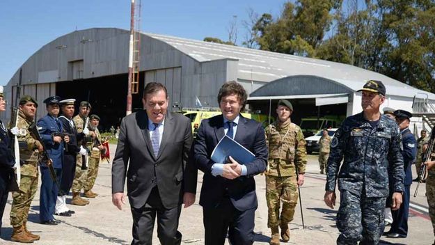 Guillermo Montenegro, junto a Javier Milei.