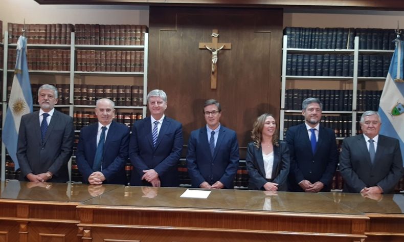 Procurador general Mario Bongianino, presidente del STJ Eduardo Fern&aacute;ndez Mend&iacute;a, gobernador Sergio Ziliotto e integrantes del STJ: Fabricio Losi, Ver&oacute;nica Campo, Jos&eacute; Sappa, Hugo D&iacute;az.