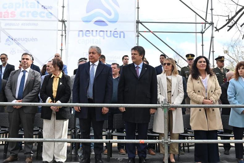 Rolando Figueroa y Mariano Gaido acto 121 aniversario de la ciudad de Neuqu&eacute;n.