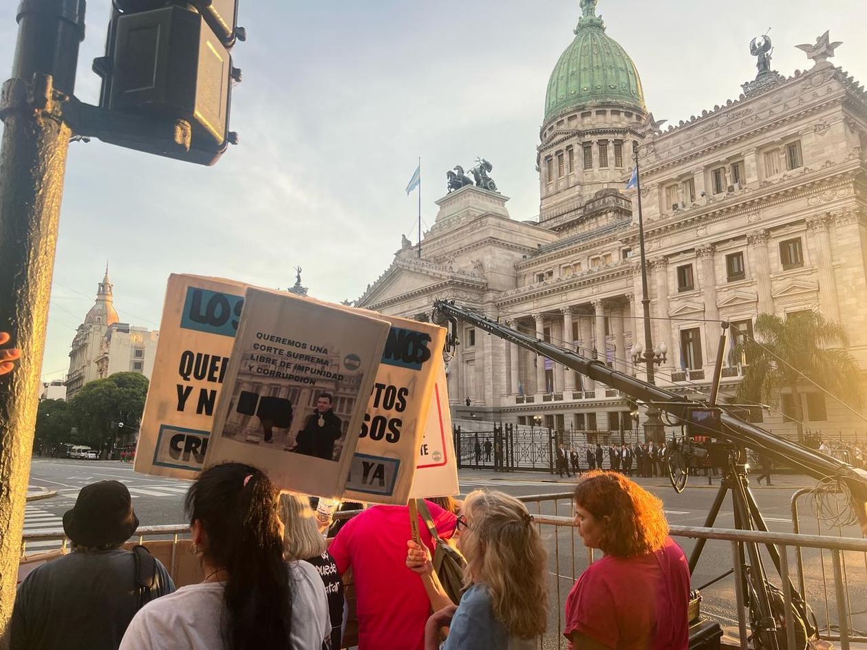 Una miniprotesta contra Ariel Lijo, la única presencia militante.&nbsp;