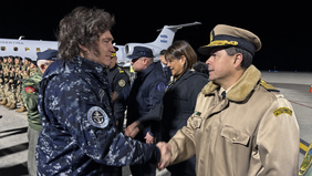 Javier Milei con efectivos de las Fuerzas Armadas en Ushuaia.