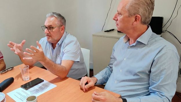 Marcelo Lewandowski recaló en Rosario con una propuesta de corte municipal y despertó suspicacias. 