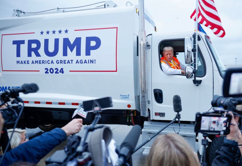 Donald Trump habla con la prensa desde un camión de campaña