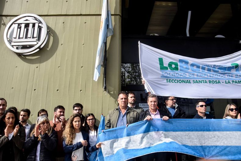 El abrazo solidario al Banco Nación de La Pampa, con presencial del ministro de Gobierno y Asuntos Municipales, Pascual Fernández, junto a dirigentes sindicales y trabajadores. FOTO: www.radiokermes.com