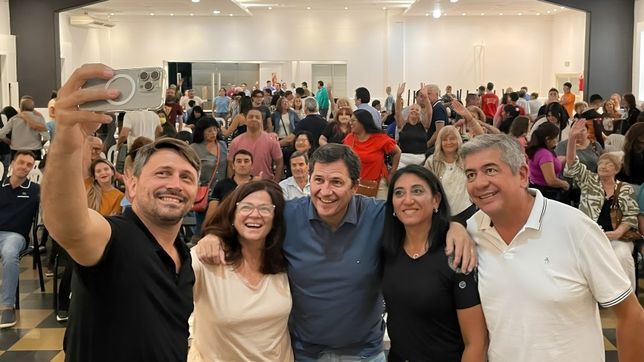 Marco Puricelli toma la selfie tras la presentación. En la otra punta, el otro referente radical, Cristian Canalis.&nbsp;