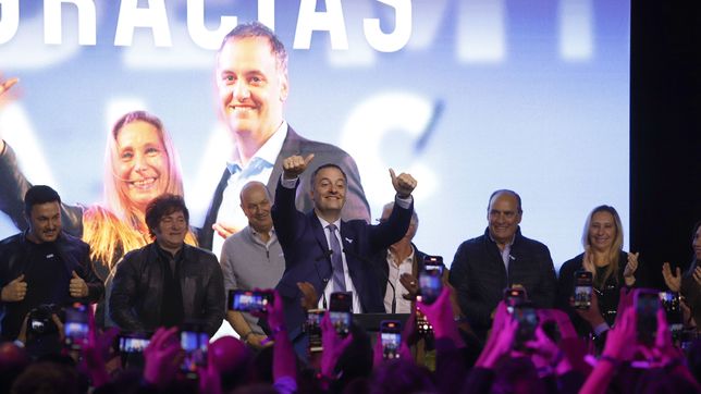 Adorni celebra la victoria en el búnker de La Libertad Avanza.