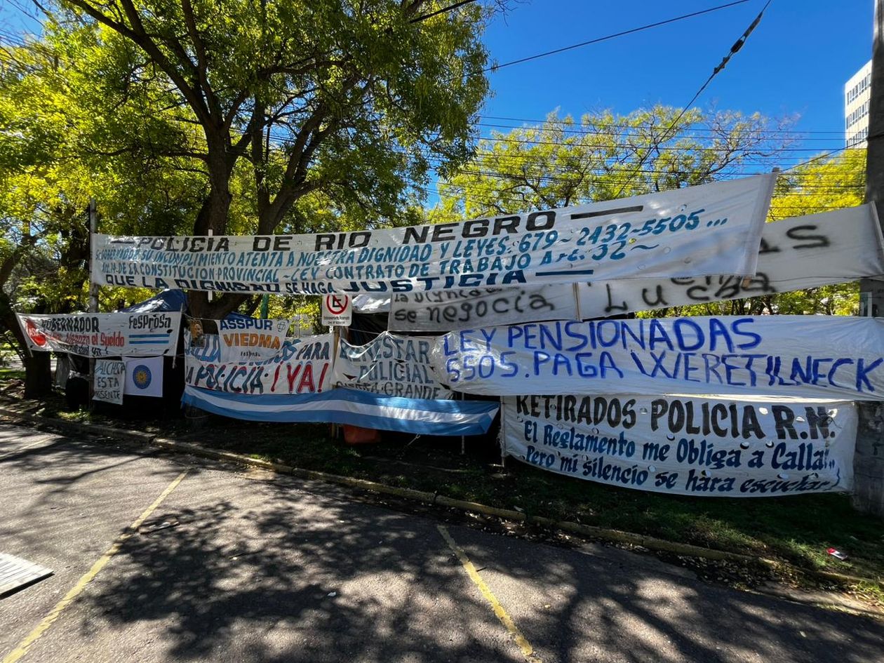 El acampe de familiares de policías en la capital de Río Negro.