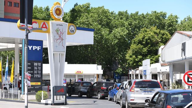 Inflación: filas de automóviles frente a las estaciones de servicio