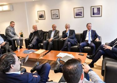 Tras el respiro de la inflación, la recesión es el otro fantasma de Massa