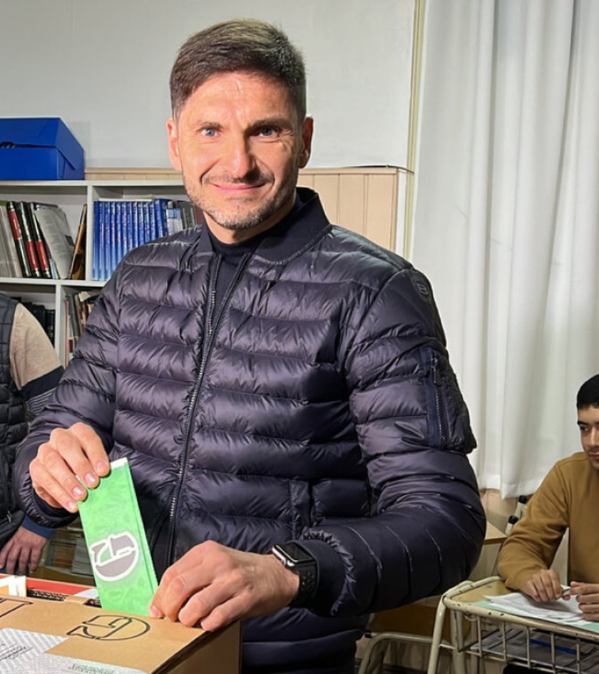El gobernador Maximiliano Pullaro votando bajo el sistema de boleta única, que será reformado.