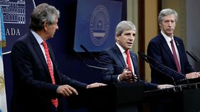 Juan Pazo, titular de la ARCA, Toto Caputo y Santiago Bausili 