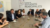 Cristian Ritondo y Néstor Grindetti, junto a legisladores que les responden.