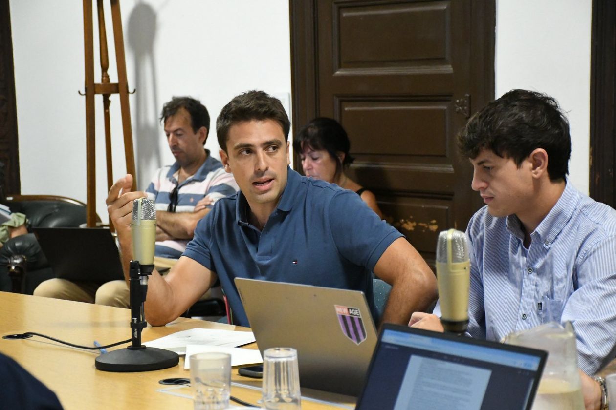La Libertad Avanza pide eliminar el receso invernal del Concejo de Rosario y el PJ lo acusa de vendehumo