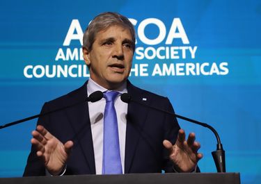 Toto Caputo no logra acumular dólares y se queda sin podes de fuego para las elecciones.