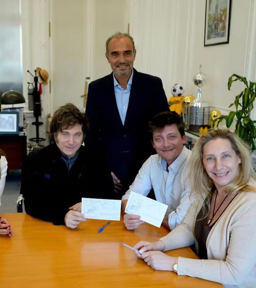 Javier Milei, junto a Santiago Caputo y Lule Menem.