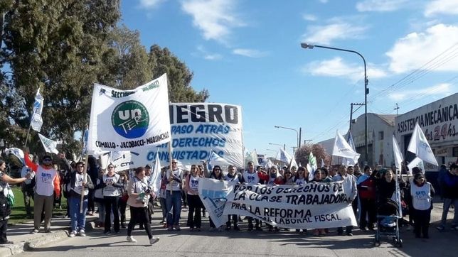 nutrida movilizacion a viedma contra el ajuste en la patagonia