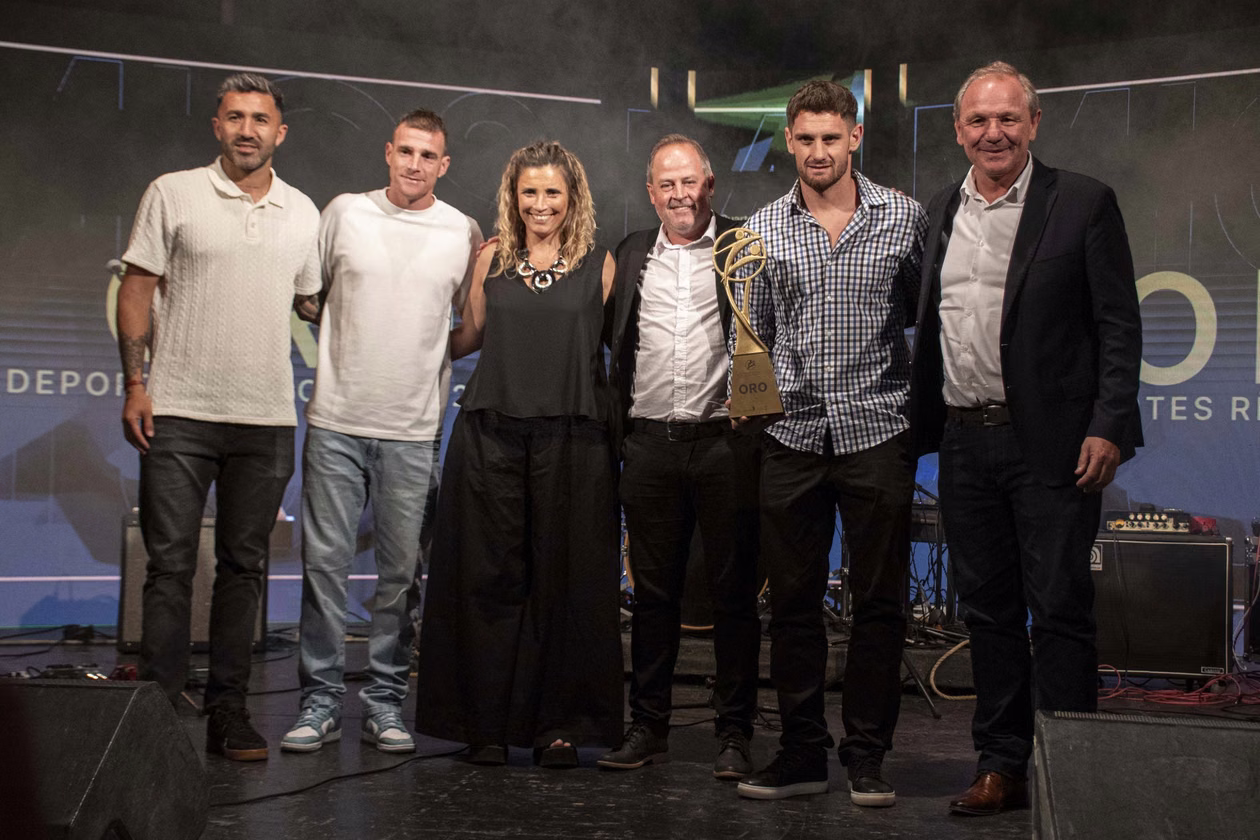 Guiiermo De Rivas hace entrega del premio Deportes Río Cuarto al plantel de Estudiantes, con Alicio Dagatti abajo del escenario