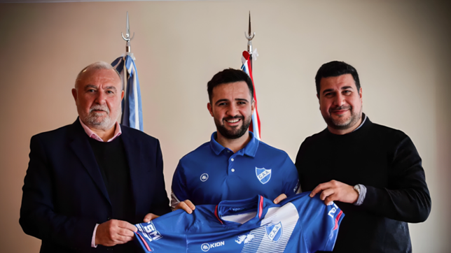Marcos Cleri junto al presidente de Argentino de Rosario, Daniel Mariatti, cuando presentaron al entrenador Gede Martino