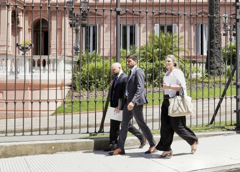 Enero, primera ley Bases. Pullaro antes de entrar a la Casa Rosada junto al ministro Puccini, y a la secretaria de Energía Verónica Geese para negociar biocombustibles