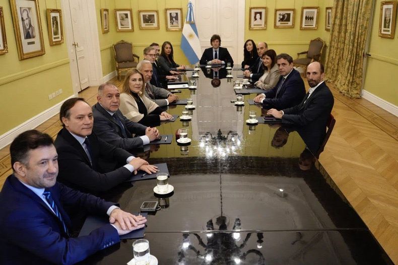 Edgardo Kueider, en la punta de la mesa que encabeza Javier Milei. El entrerriano es uno de los 