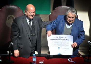 Pepe Mujica fue distinguido por la UNLP y habló de los valores de la vida, la juventud y la libertad