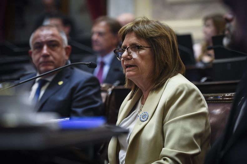 Patricia Bullrich durante el debate del Presupuesto que festejó el Gobierno. De fondo la mira Luis Juez.&nbsp;&nbsp;