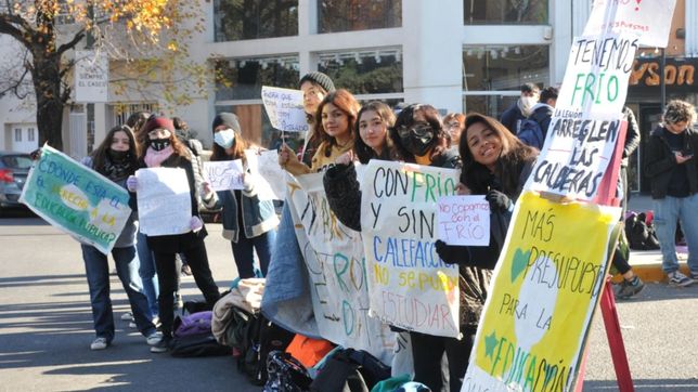 el 6x6 de kicillof, bien de abajo: 45 escuelas sin gas solo en la plata el 6x6 de kicillof, bien de abajo: 45 escuelas sin gas solo en la plata