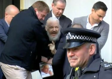 Lenín Moreno entregó a Assange y gatilló una dura disputa política