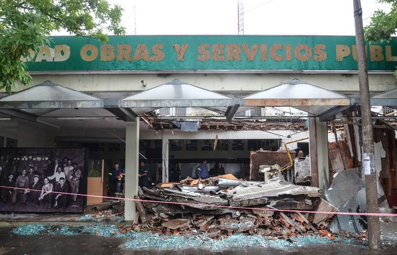 1 de enero, desgracia con suerte: se derrumba un techo del salón de atención al público de la CPE, en la capital de La Pampa. No hubo víctimas, pero el hecho fue denunciado por la oposición. Gentileza www.radiokermes.com