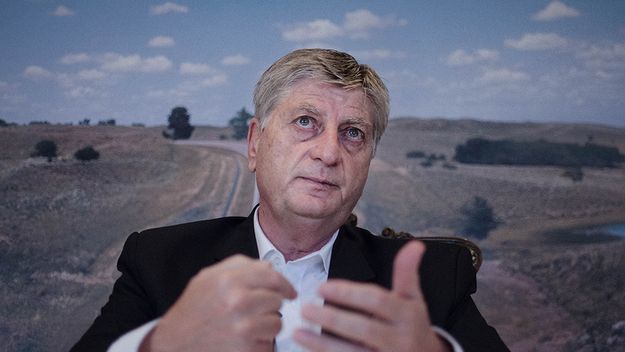 El gobernador de La Pampa Sergio Ziliotto fue de los primeros en pedir a Javier Milei el traspaso de la gestión de rutas, pero lo dejaron afuera. El gobernador de La Pampa Sergio Ziliotto fue de los primeros en pedir a Javier Milei el traspaso de la gestión de rutas, pero lo dejaron afuera.