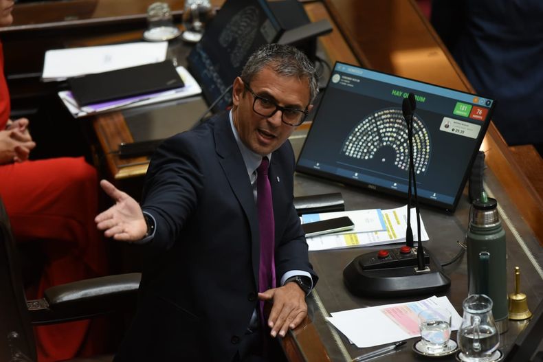 Martín Menem, en la sesión de ficha limpia, a cargo de la sesión por el FMI. Martín Menem, en la sesión de ficha limpia, a cargo de la sesión por el FMI.