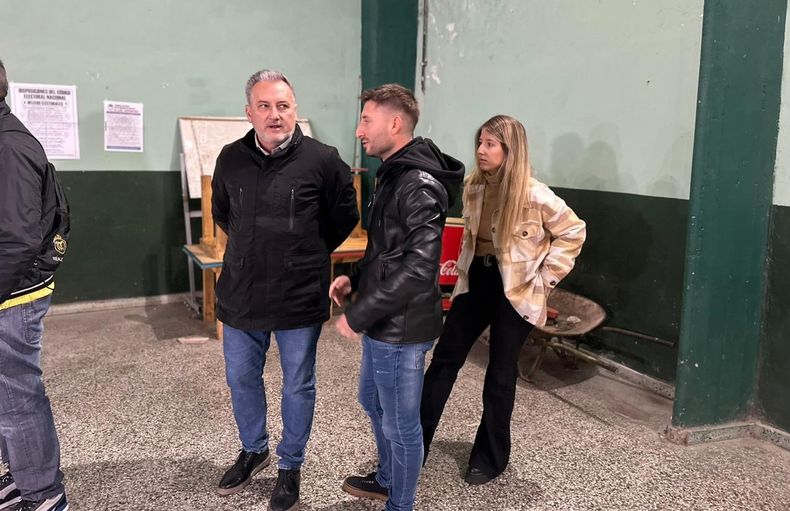El precandidato a gobernador por el PJ, Marcelo Lewandowski, junto a sus hijos en la fila para votar.