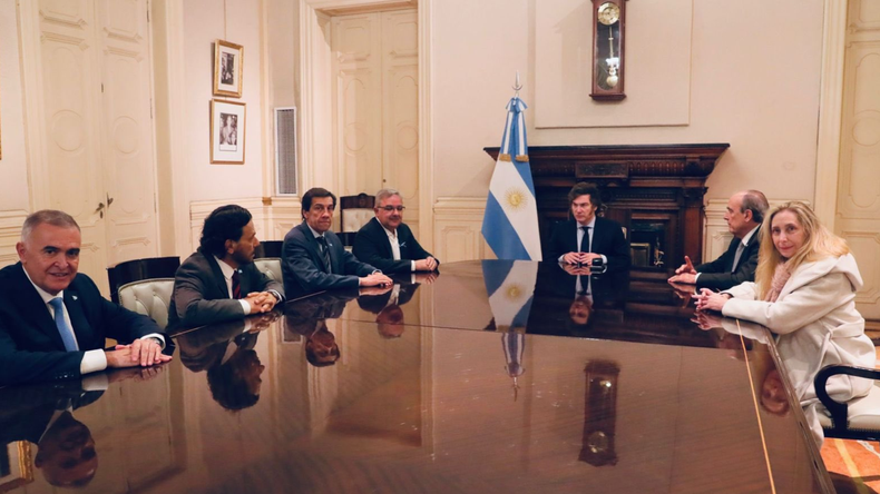 Javier Milei, Guillermo Francos y Karina Milei con los gobernadores de Tucumán, Jujuy, Salta y Catamarca. 