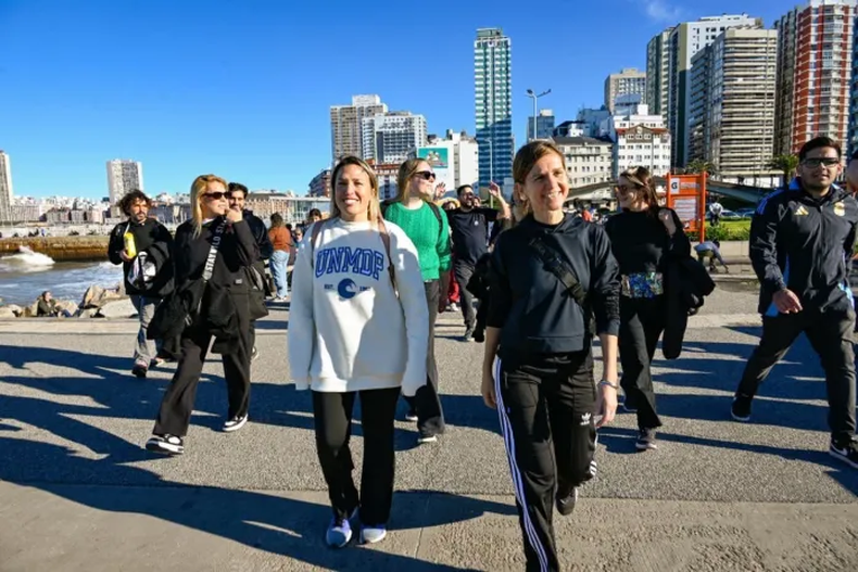 La camporista candidata a la Legislatura de Buenos Aires Fernanda Raverta juega en familia en Mar del Plata: su pareja, Pablo Obeid, integra la lista para el Concejo.&nbsp;