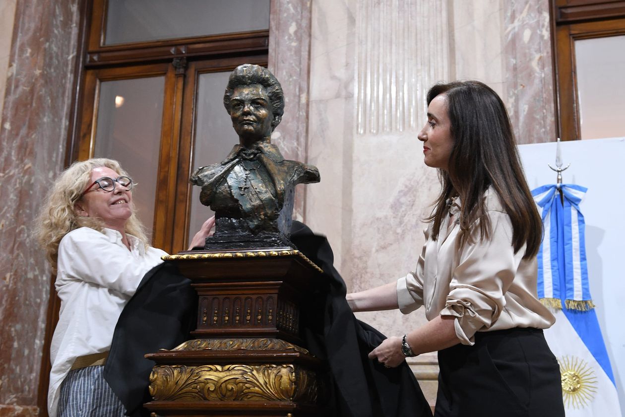 Victoria Villarruel y Claudia Rucci, durante la inauguración del busto&nbsp; de Isabel Martínez de Perón.&nbsp;